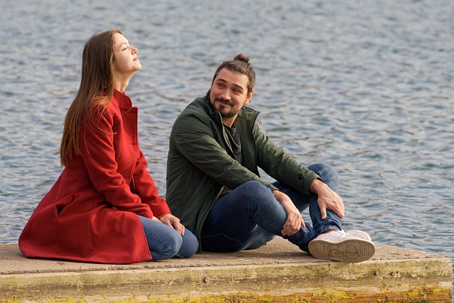 Geschenke für Paar, couple, big, pier, ocean, young couple, relaxing, nature, lake, sunlit, winter, lifestyle, outdoor, the nature