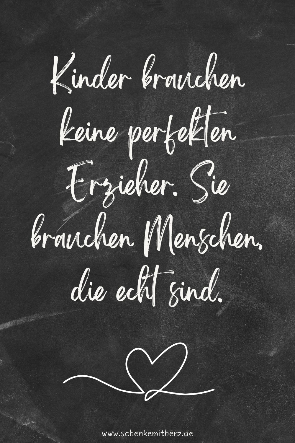 Tafel-Spruchkarte mit Handlettering: Kinder brauchen keine perfekten Erzieher. Sie brauchen Menschen, die echt sind – Zitat Abschied Erzieherin Spruch