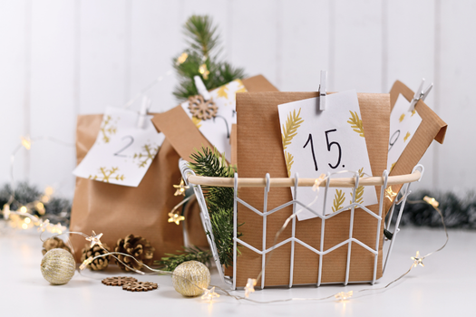 Liebevoll gestaltete Adventstüten aus Kraftpapier mit individueller Füllung
