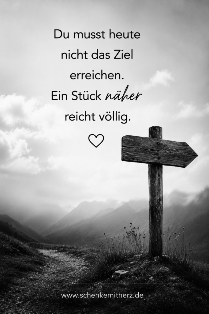 Motivationsspruch in Schwarz-weiß mit einem Wegweiser als Illustration: du musst nicht alles erreichen. Ein Stück näher reicht völlig