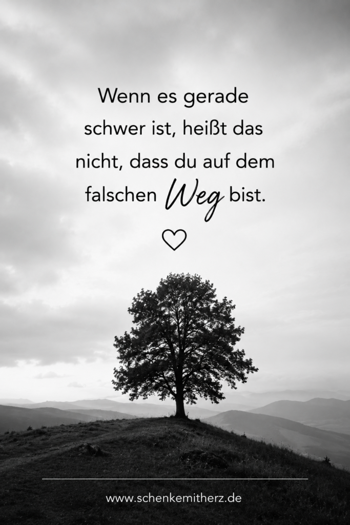 Motivationsspruch in Schwarz-weiß mit einem Baum als Illustration: wenn es gerade schwer ist, heißt das nicht, dass du auf dem falschen Weg bist