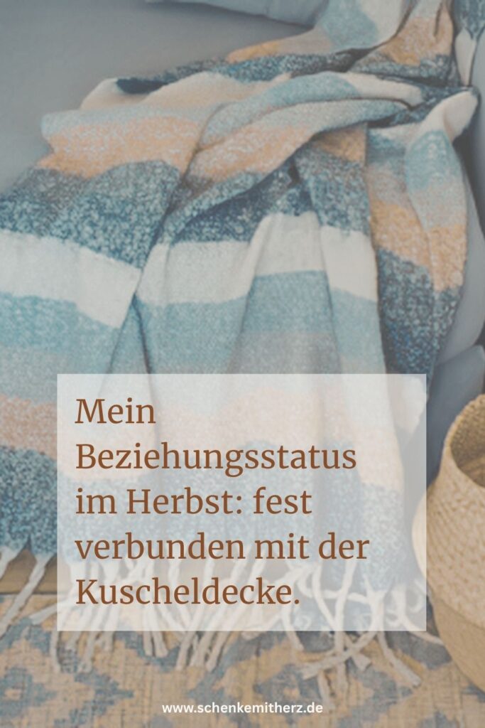 Kuscheldecke auf einem Sofa mit dem Spruch " mein Beziehungsstatus im Herbst: fest verbunden mit der Kuscheldecke."