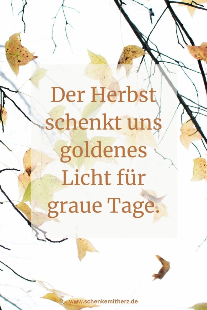 Herbstlaub mit dem Spruch "Der Herbst schenkt uns goldenes Licht für graue Tage."