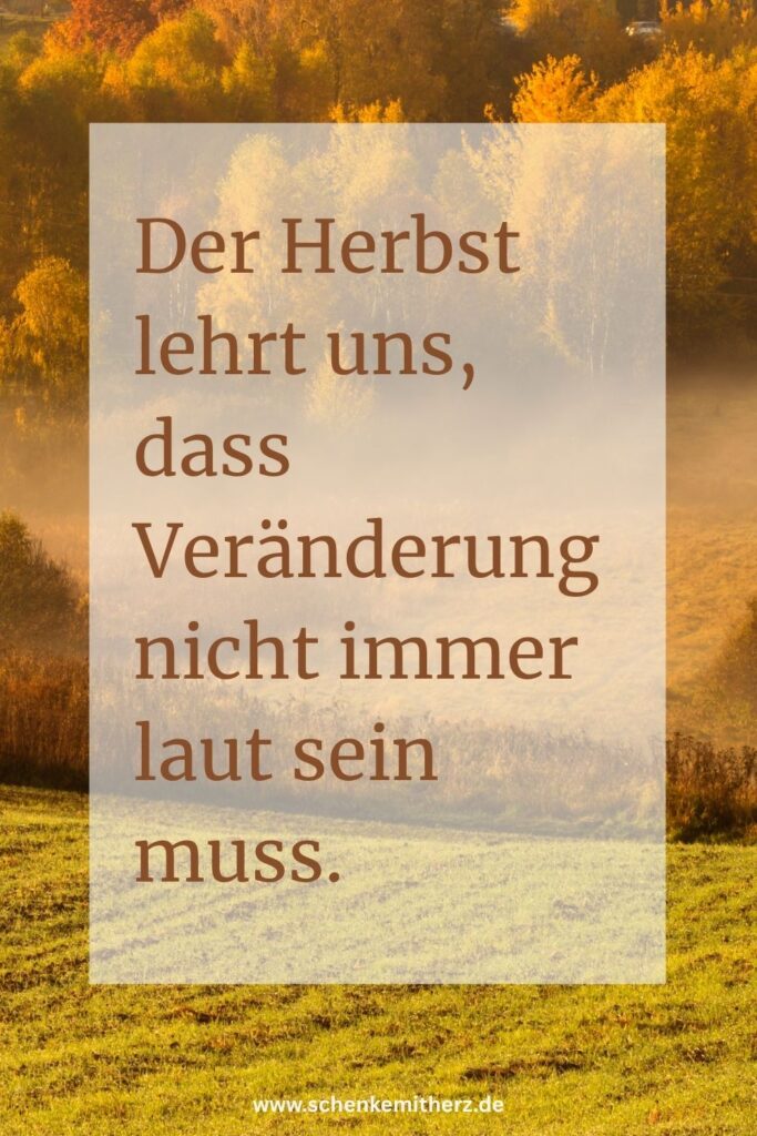 Wiese und Wald im Hintergrund in morgendlichen weichen Licht mit dem Spruch "der Herbst lehrt uns, dass Veränderun nicht immer laut sein muss."