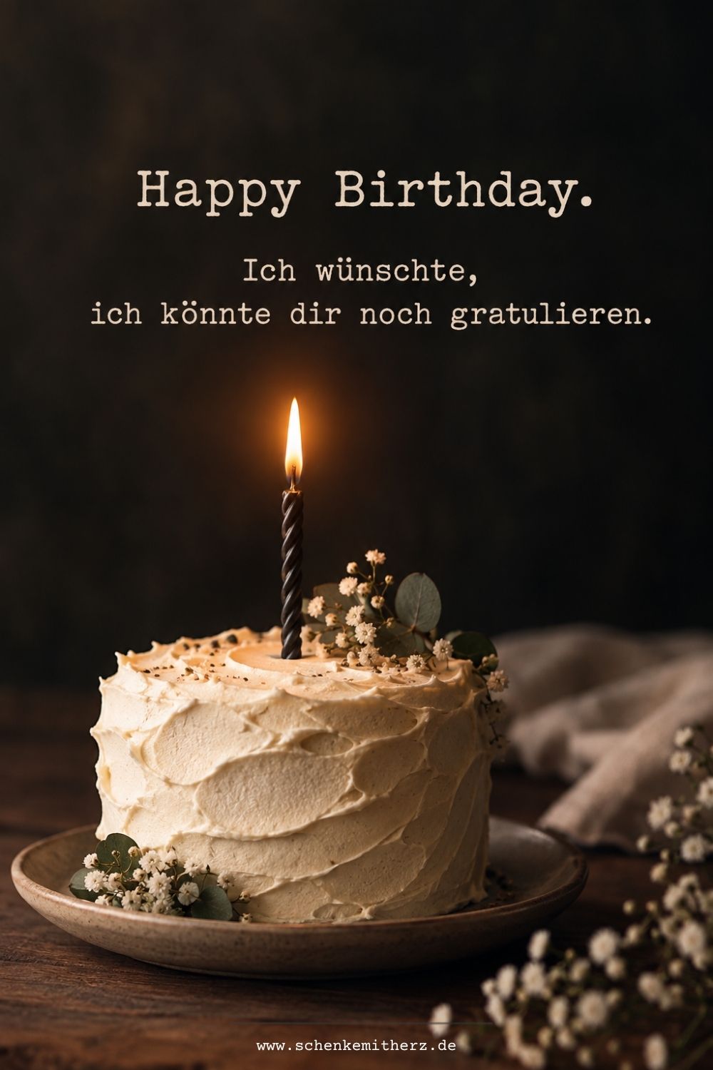 Happy Birthday im Himmel mit einem Buttercremekuchen und einer brennenden schwarzen Kerze vor dunklem Hintergrund.