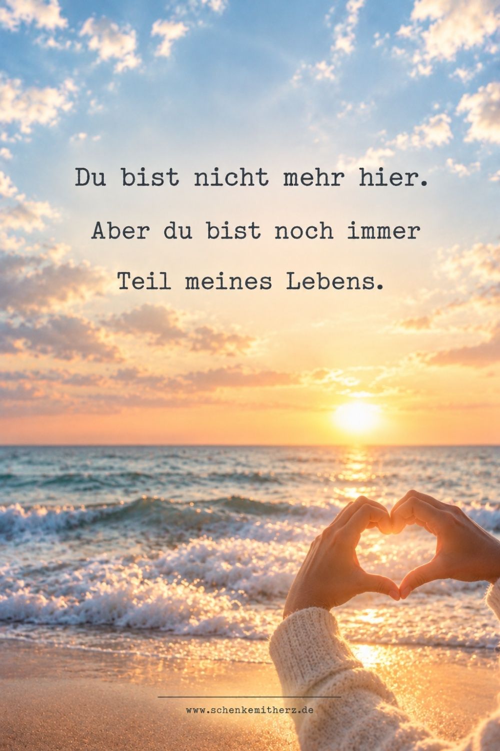 Strand
Happy Birthday im Himmel mit einem Herz aus Händen vor dem Meer und dem Spruch „Du bist nicht mehr hier. Aber du bist noch immer Teil meines Lebens.“