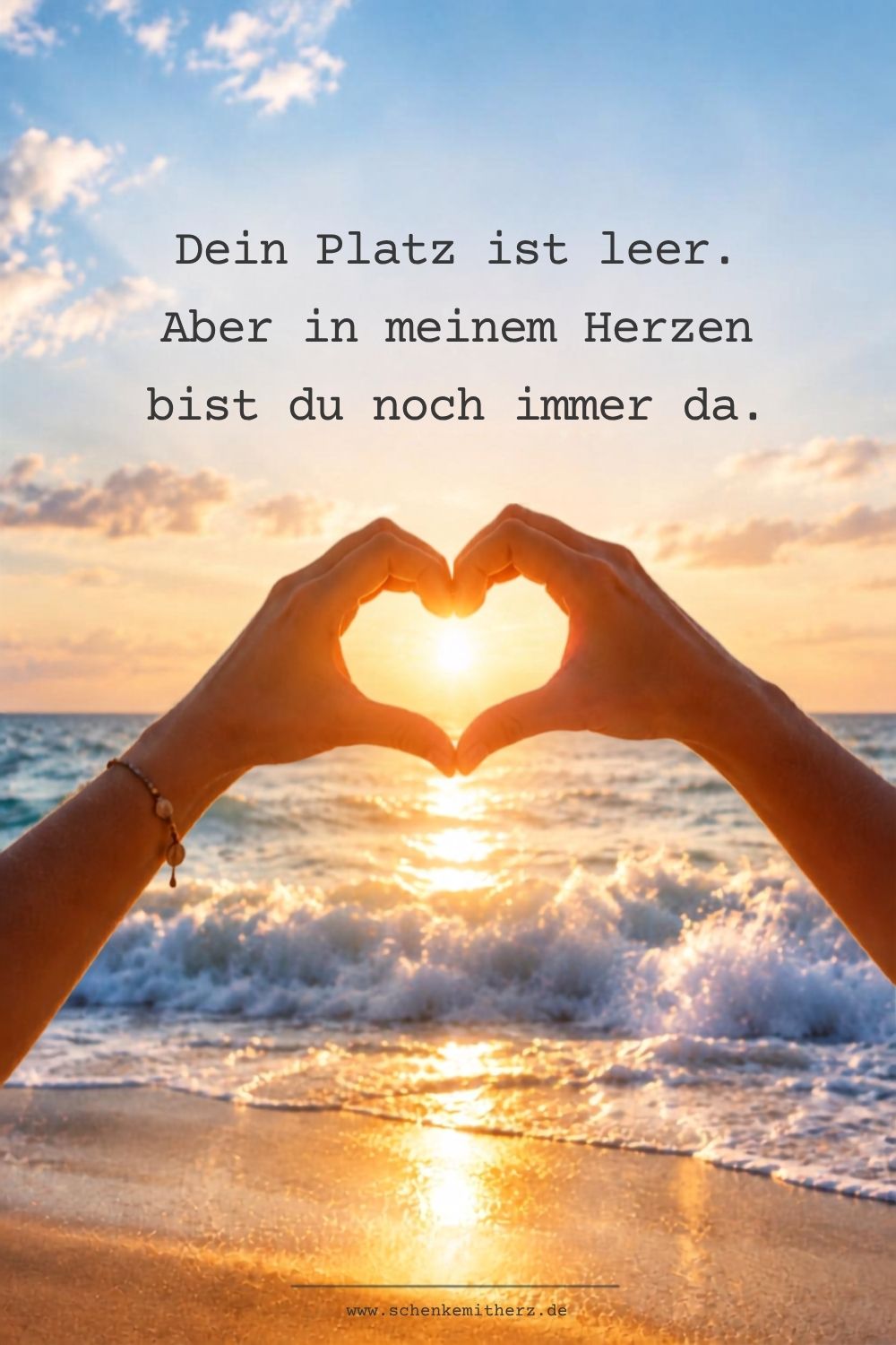 Happy Birthday im Himmel mit Händen, die vor einem Sonnenuntergang am Meer ein Herz formen, und dem Spruch „Dein Platz ist leer. Aber in meinem Herzen bist du noch immer da.“